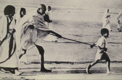 މަހާތުމާ ގާނދީގެ ކާފަދަރިއެއް ގެދޮރު ނެތް މުސްކުޅިން ބައިތިއްބާ ތަނެއްގައި!