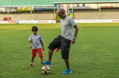 ރިހި މެޑަލް ކެޕްޓަން އަލުން ފުޓްބޯޅައިގެ ތެރެއަށް