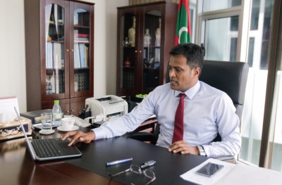 މަގުތަކުގައި މުޒާހަރާ ކުރުން މަނާކުރަނީ މީހުންނަށް ދަތިވާތީ: އުމަރު