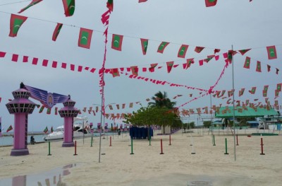 ރައީސް ޔާމީން ވަޑައިގަންނަވާތީ ހޯރަފުށީގައި ސިޔާސީ މީހުންގެ ފޮޓޯ ބެހެއްޓުން މަނާ!