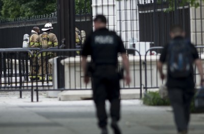 ވައިޓްހައުސްގެ ފެންސް މަތިން އެއްޗެއް އެއްލުމުން ސަލާމަތީ ގޮތުން އިތުރު ފިޔަވަޅުތަކެއް އަޅައިފި