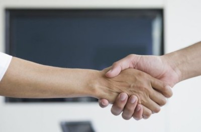 ސްވިޒަލެންޑުގައި މުސްލިމް ކިޔަވާ ކުދިން ވެސް ޓީޗަރުންނާ ސަލާމްކުރަން ޖެހޭ