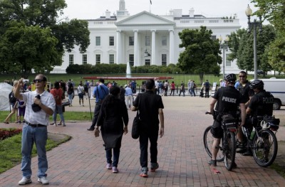 ވައިޓްހައުސްގެ ފެންސް މަތިން އެއްޗެއް އެއްލުމުން ސަލާމަތީ ގޮތުން އިތުރު ފިޔަވަޅުތަކެއް އަޅައިފި