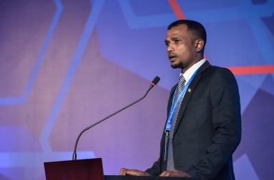 ޓޮމްގެ އަމާޒު: ފުޓްބޯޅަ އެހެން ހަރުފަތަކަށް ގެންދިއުން