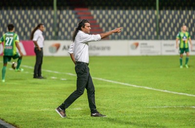 ހަނި މޮޅެއް، އެކަމަކު މާޒިޔާ އަށް ބޮޑު ލީޑެއް