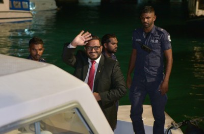 ކޮލަމް 27: ސަރުކާރުގެ ތެރެއިން އެހެން "ސަރުކާރެއް"