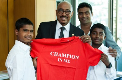 އެޗްއައިވީ ޕޮޒިޓިވް، އެކަމަކު ދުވެލި ބާރު 15 އަހަރުގެ އެތުލީޓެއް