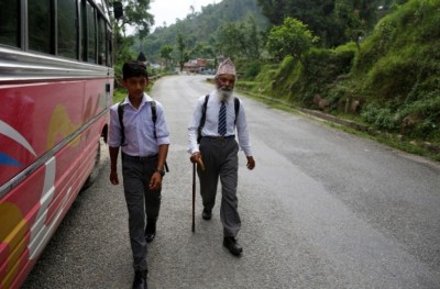 ނޭޕާލުގެ 68 އަހަރުގެ ދަރިވަރު ބުނަނީ ކިޔެވުމަށް ވަކި އުމުރެއް ނެތް ކަމަށް