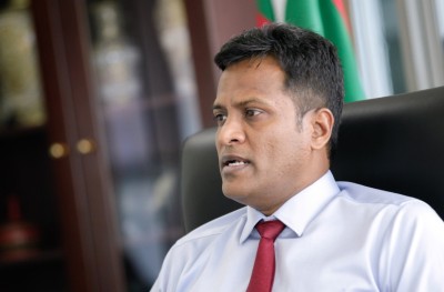 މޮނިކޮން އަމުރުގެ ބާރު އުމަރު އަތުން ނަގައިފި