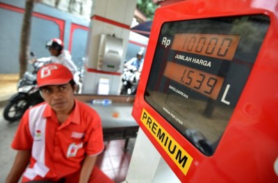 ޚަތިމުން ފޮތެއް ކިޔަވައިގެން ދެ ލިޓަރު ޕެޓްރޯލް ހިލޭ!