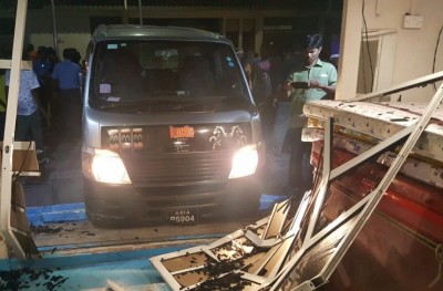 ވޭނެއް ކޮންޓްރޯލުން ނެއްޓި މީހެއްގެ ގައިގައި ޖެހި، ފަޅުގައި އޮތް ބޯޓަކަށް އަރައިފި