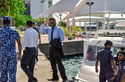 މޭޑޭގައި އަދީބު ދެ ފިސްތޯލައެއް ގެންގުޅުނު، އެ ތަކެތި އޭނާ ދެއްކި: ހެކިން