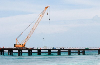 ބްރިޖާއި އެއާޕޯޓު ޗައިނާ އަށް ދީގެން އަދީބަށް ނުވަ މިލިއަން ޑޮލަރުގެ "ކަޓެއް"؟!