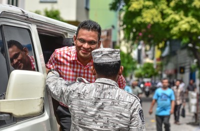 ނާޒިމަށް ދޮރުތައް ބަންދު އެކަމަކު ޝައްކުތަކުން ފުރިފައި