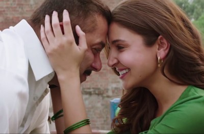 ޝާހްރުކް، އާމިރު އަދި ސަލްމާނަށް އަނުޝްކާގެ ތައުރީފު