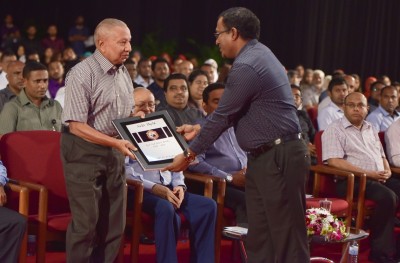 ޒާހިރު ނަސީރުގެ ނަން ރަން އަކުރުން ލިޔެވޭނެ: މައުމޫން