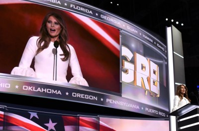 ޓްރަމްޕުގެ އަނބިކަނބަލުން ދެއްވީ މިޝޭލް އޮބާމާގެ ކޮޕީ ތަގުރީރެއް