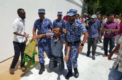 އިދިކޮޅު ހަރަކާތް ހުއްޓުވަން ދާ ފުލުހުން ނަން ޓެގު ނުޖެހުން ބޮޑު މައްސަލައަކަށް!