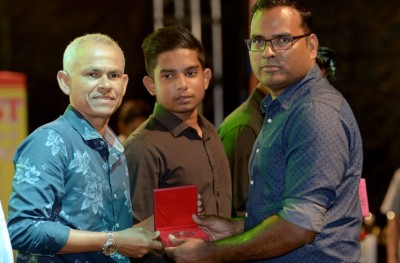 އެންމެ މޮޅު ކްރިކެޓް ކުޅުންތެރިޔާގެ އެވޯޑް ޝާހިދަށް