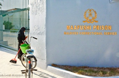 ފުލުހުންގެ ބަންދުގައި ތިބޭ މީހުންނާ ކޮންމެ ދުވަހަކު ވެސް ބައްދަލުކުރެވޭ ގޮތް ހަދައިފި