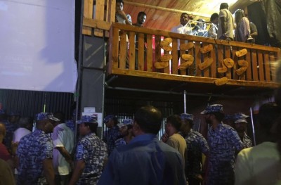 އެމްޑީޕީ ހަރުގެއަށް ފުލުހުން ވަދެ ޖަލްސާ އަށް ހުރަސް އަޅައިފި