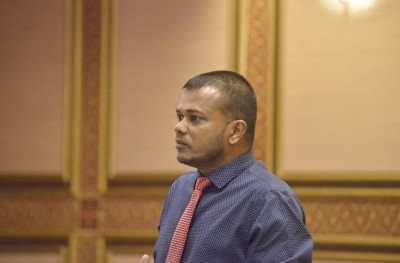 ޓުވީޓެއްގެ މައްސަލަ ބަލަން މެމްބަރު ނިޒާރުގެ ފޯނު ވެސް ހިފަހައްޓައިފި