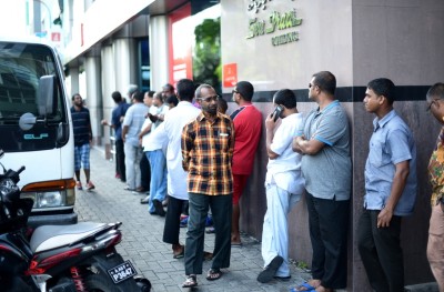 ޑޮލަރު ހޯދަން ބޭންކުތަކުގެ ބޭރުގައި ބޮޑު ކިޔޫ ދަމާލައިފި