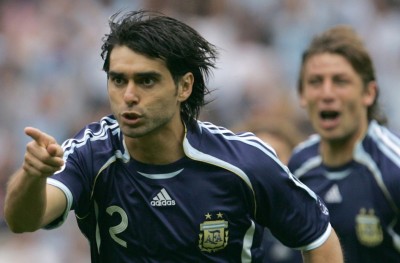 ހާއްސަ މެޗުގައި އާޖެންޓީނާގެ ކުރީގެ ޑިފެންޑަރު އަޔާލާ ކުޅޭ ގޮތަށް ހަމަޖެހިއްޖެ