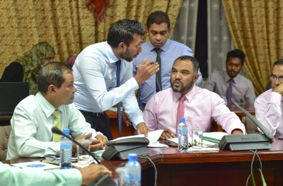 މެމްބަރުންނަށް ފިިޔަވަޅު އަޅަން ބާރުއަޅާއިރު، ރިޔާޒް ރަޝީދު ވެސް ވިޕްލައިނަކާ ހިލާފުވި ކަމުގެ ސުވާލު؟