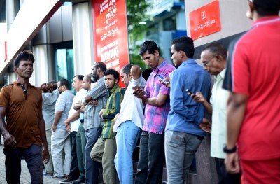 ހައްލެއް ނެތް، ޑޮލަރުގެ ކަޅު ބާޒާރު ކުރިއަށް!