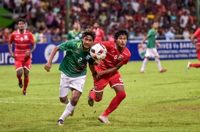 ބަންގްލަދޭޝް ސަޕޯޓަރުން ކުރިމަތީ ރާއްޖޭން ބޮޑު މޮޅެއް ހޯދައިފި