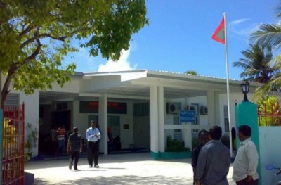 މާލި ހަދަން އުޅެނިކޮށް މީދޫގައި ކުއްޖެއްގެ ގައިގައި ރޯވެ ވަރަށް ބޮޑަށް ފިހިއްޖެ