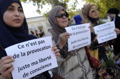 ބުރުގާ އެޅި ބެލެނިވެރިންތަކެއް ފްރާންސްގެ ސްކޫލަކަށް ވައްދަން ދެކޮޅު ހަދައިފި