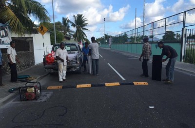 އައްޑޫގެ ތާރު މަގުތަކުގައި އެޅި ސްޕީޑް ބްރޭކަރުތައް ނަގައިފި