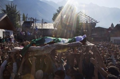 ކަޝްމީރުގެ ކުޑަ ކުއްޖާގެ ޖަނާޒާގާއި އެތައް ހާސް ބަޔަކު ބައިވެރިވެއްޖެ