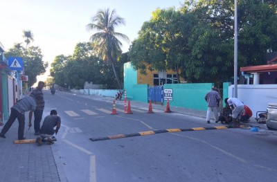 އައްޑޫގެ ތާރު މަގުތަކުގައި އެޅި ސްޕީޑް ބްރޭކަރުތައް ނަގައިފި