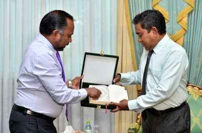 މުސްހަފް މާލްދީފްގެ 50،000 ފޮތް ޗާޕުކޮށްފި، އެއް ކޮޕީ ރައީސަށް އަރުވައިފި