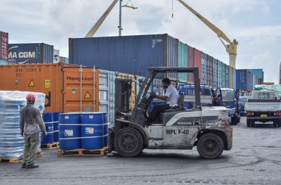 އިމްޕޯޓް އިތުރު ވިޔަސް އާމްދަނީ މަދުވެއްޖެ، އެކަމަކު މަސް އެކްސްޕޯޓް މައްޗަށް