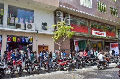 އައިފޯން 7 ރާއްޖޭގައި ނެރެފި، ފޯން ގަންނަން ކިއޫ ދަމާލައިފި