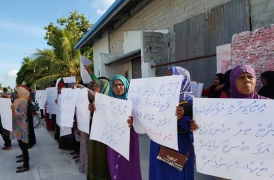 ކާޑުގެ އަގު ބޮޑުކުރުމާ ދެކޮޅަށް އައްޑޫގައި މުޒާހަރާކޮށްފި