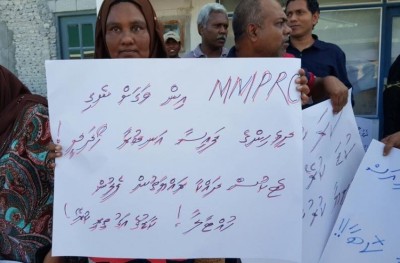 ކާޑުގެ އަގު ބޮޑުކުރުމާ ދެކޮޅަށް އައްޑޫގައި މުޒާހަރާކޮށްފި