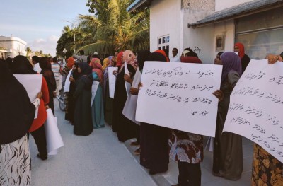 ކާޑުގެ އަގު ބޮޑުކުރުމާ ދެކޮޅަށް އައްޑޫގައި މުޒާހަރާކޮށްފި