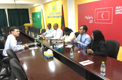 މަޝްވަރާތައް ބޭއްވި، ސިޔާސީ ހަރަކާތް ހިންގަން ޖާގަ ލިބޭނެ ކަމާ މެދު އުއްމީދު އާވެއްޖެ: އިނގިރޭސި ސަފީރު