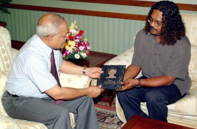 ނާޝިދުގެ އާއިލާ އަށް ރައީސް ޔާމީން ތައުޒިޔާ ފޮނުއްވައިފި