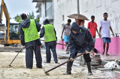 މަގު ހެދުން ދިގުލައިގެން ދަނީ މޫސުމާ ހެދި: ހައުސިން