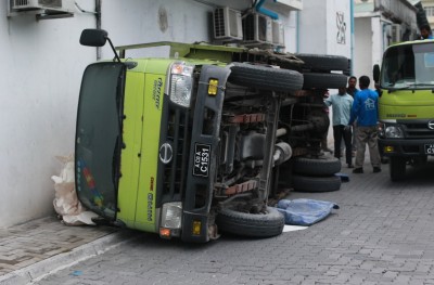 ގިނަ އަދަދެއްގެ ބިއްލޫރި އަރުވައިގެން ދިޔަ ލޮރީއެއް ފުރޮޅާލައިިފި