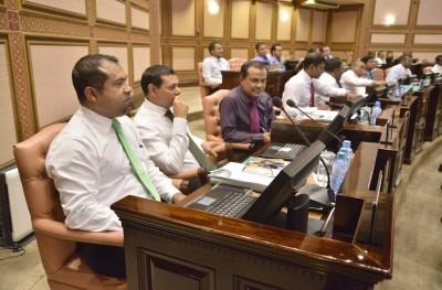 ބިދޭސީން ބޭންކް އެކައުންޓު ހުޅުވުމަކީ ތަކުލީފެއް، ލުޔެއް ލިބެން ޖެހޭ: މެމްބަރުން