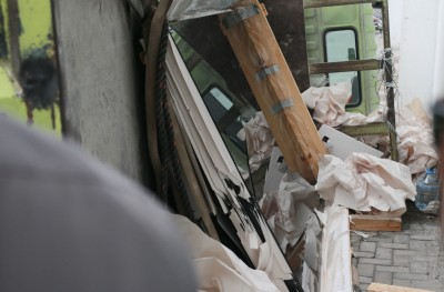 ގިނަ އަދަދެއްގެ ބިއްލޫރި އަރުވައިގެން ދިޔަ ލޮރީއެއް ފުރޮޅާލައިިފި