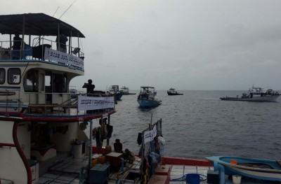 މަސްވެރިން ފެލިވަރު ބޭރުގައި މުޒާހަރާ ކުރަނީ
