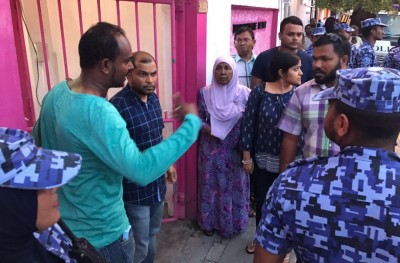 މައުމޫން ފެކްޝަނުން ފުލުހަށް މައްސަލަ ހުށަހަޅައިފި، އޮފީހުން އެއްޗެހިތައް ނެރެފި